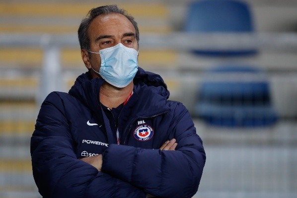 Lasarte puso punto final al tema de la capitanía y alabó tanto a Bravo como a Medel. Foto: Agencia Uno