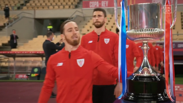 Muniain días atrás acariciando la Copa del Rey. Este sábado no se atrevió a repetirlo. Foto: Sport