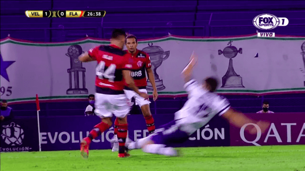 Le entraron durísimo a Mauricio Isla.