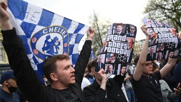 Hinchas del Chelsea protestando en contra de la Superliga de Europa (BBC)