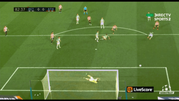 Uno de los tapadones de Bravo ante el Athletic. Foto: DirecTV