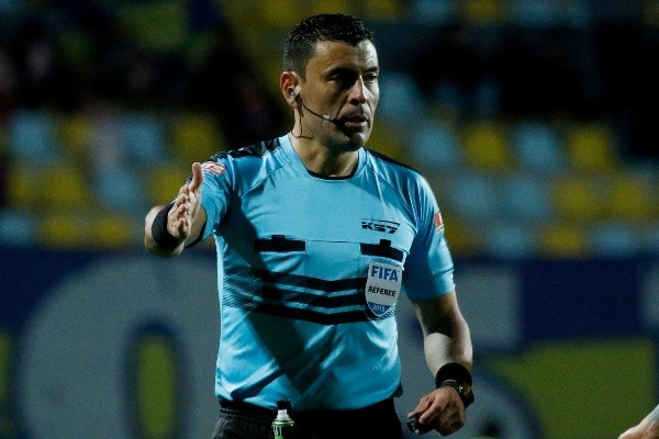 Roberto Tobar arbitra Fluminense-River Plate con bajas chilenas.