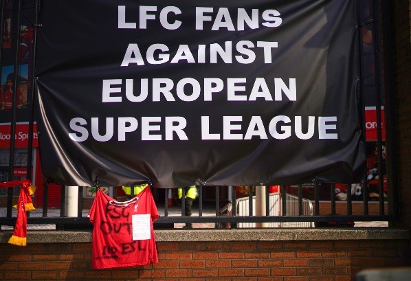 Tras el anuncio de la Superliga Europea, los hinchas del Liverpool mostraron su descontento al colgar lienzos en las rejas de Anfield. (Foto: Getty)