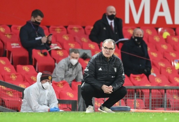 Marcelo Bielsa tuvo un duro partido con los Red Devils en la primera rueda, con una goleada en contra por 6-2. (Foto: Getty)