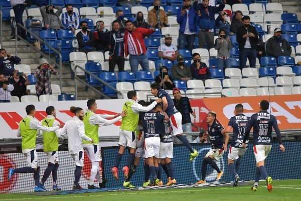 Gol de Vega y las Chivas se meten en un puesto de la liguill. (Foto: Getty)