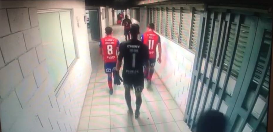 Dituro terminó comprensiblemente ofuscado tras recibir dos goles en 5 minutos. (FOTO: Pantallazo transmisión oficial)