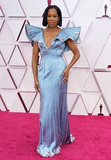 Looks alfombra roja de los Oscar 2021.(19)