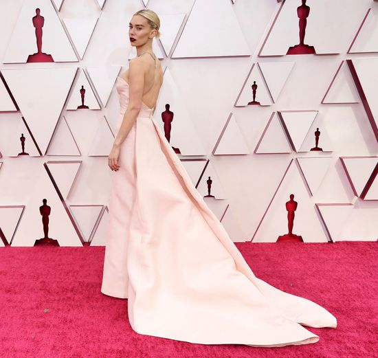 Looks alfombra roja de los Oscar 2021.(24)