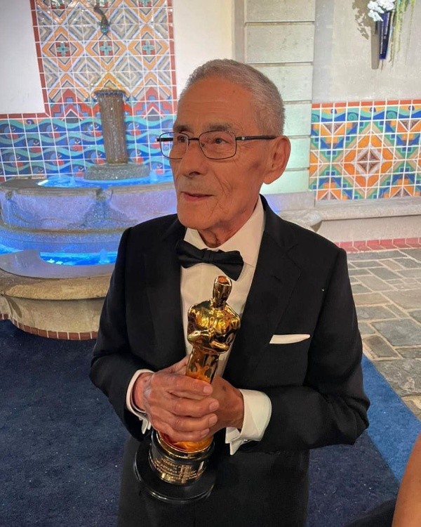 El Agente Topo en los Oscar 2021: Don Sergio con la estatuilla dorada por Mejor Documental. Se la prestó &quot;su amigo pulpo&quot;.