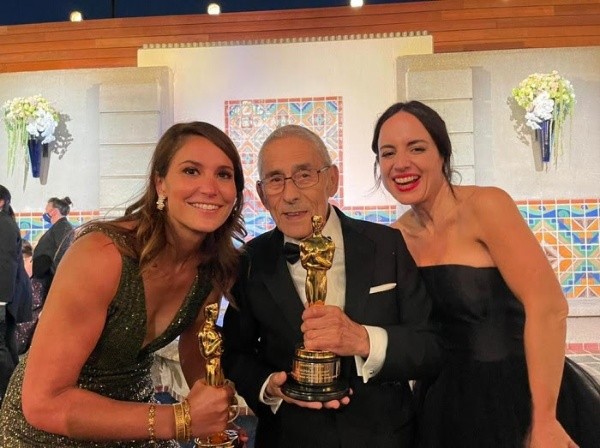 El Agente Topo en los Oscar 2021: Sergio Chamy y Maite Alberdi junto a Pippa Ehrlich, productora de la película ganadora Mi Maestro Pulpo.(2)