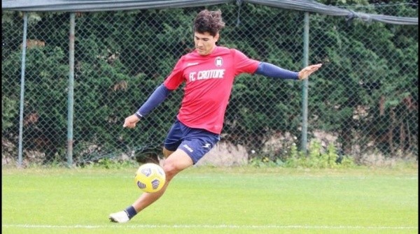 Luis Rojas, ex U. de Chile y actual Crotone, nació el6 de marzo de 2002 .