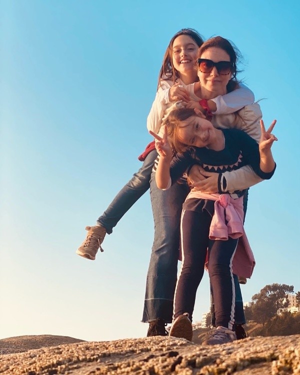 Mónica Godoy junto a sus hijas Ema y Leonor.(1)