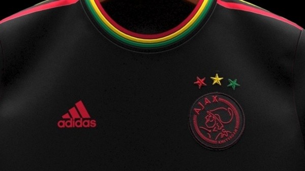 Los colores rastafaris destacan en la camiseta homenaje de Ajax a Bob Marley.