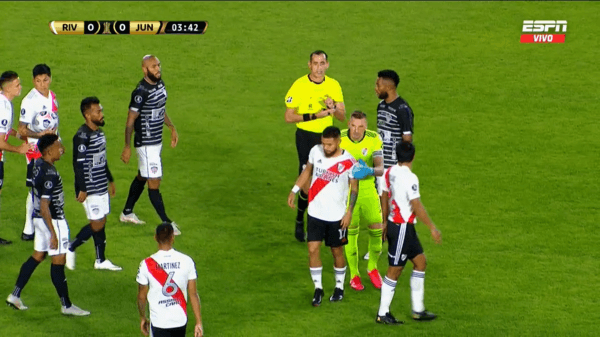 Armani tuvo que sacar del medio aun furioso Paulo Díaz.