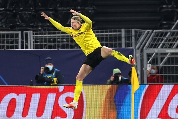 Erling Haaland está tasado en 180 millones de dólares por el Borussia Dortmund, por lo que es difícil que sea vendido. Foto: Getty.