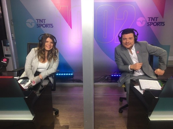 Rocío Ayala relató el partido de Santiago Morning y Santa Cruz de la Primera B junto a Leonardo Burgueño. Foto: TNT Sports.