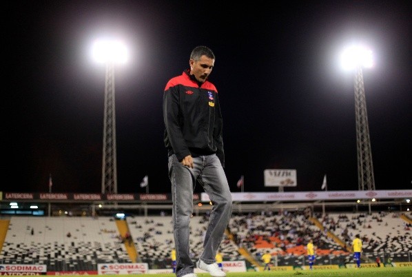 El ex entrenador de Colo Colo Diego Cagna volverá a dirigir al llegar a acuerdo con Jorge Wilstermann. Foto: Agencia Uno.