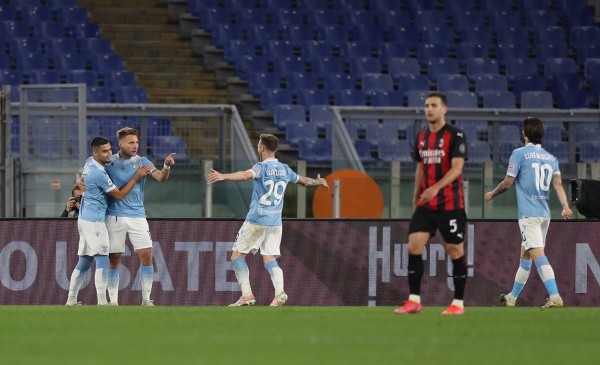 La derrota contra la Lazio pegó hondo. Si lo Rossonero no son cuidadosos, podrían quedar fuera de la Champions League. (Foto: Getty)