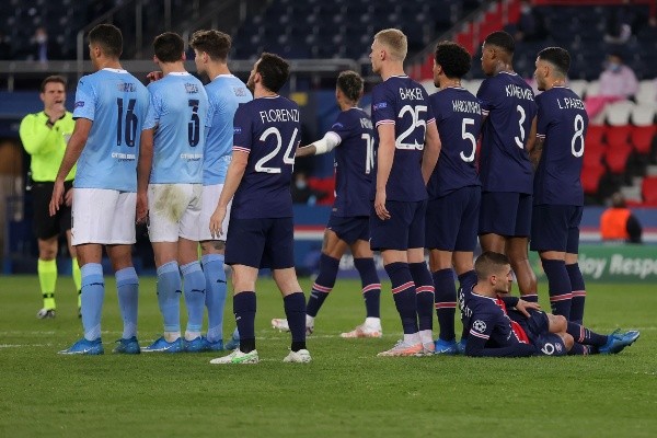 Marco Verratti se acuesta por las puras haciendo el Cocodrilo, en la previa del gol de tiro libre que el Manchester City le anotó al PSG en la Champions. Foto: Getty.