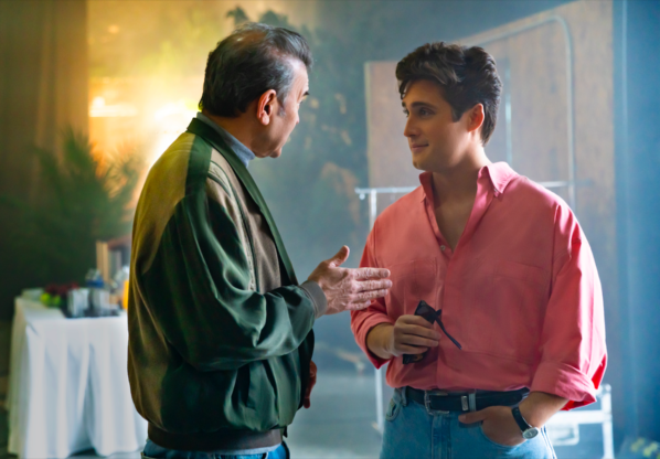 Micky y su manager Hugo en medio de las grabaciones del videoclip de Ayer, en Luis Miguel, la serie.