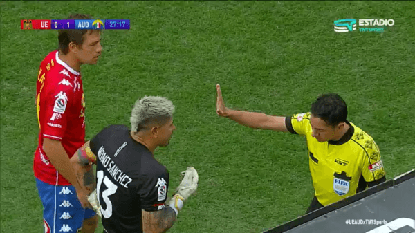 El asistente José Retamal no quiso darle explicaciones a Platero luego de la expulsión por un presunto insulto. Foto: TNT Sports.