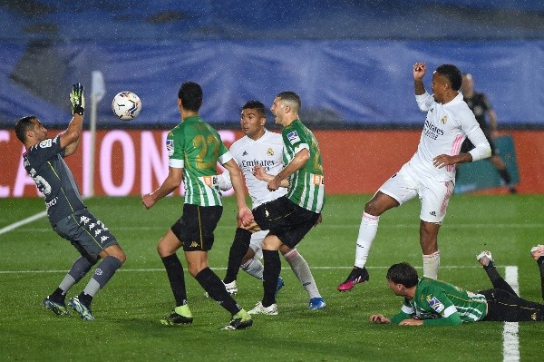 Bravo tuvo buenas tapadas ante los Pucelas.