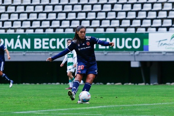 Natalia Cayupán convierte uno de los goles de Universidad de Chile en la goleada 9-0 sobre Deportes Temuco (Javiera Mera / Prensa U de Chile)
