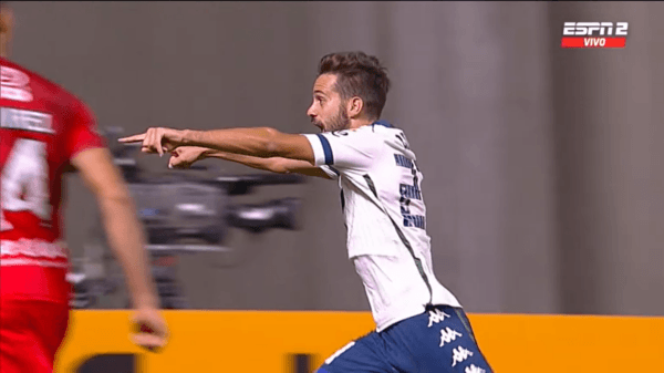 Agustín Bouzat marca para Vélez contra La Calera y corre a abrazar a Pablo Galdames por la habilitación.