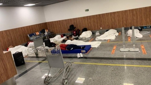 Los jugadores de Independiente durmiendo en el aeropuerto (Instagram)