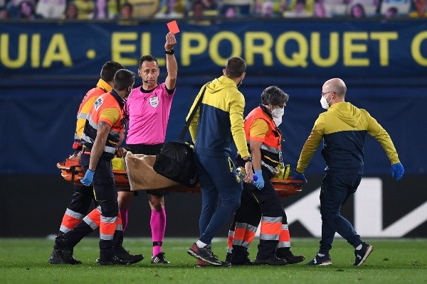 Además de ser expulsado, Étiene Capoue tuvo que salir lesionado. (Foto: Getty)