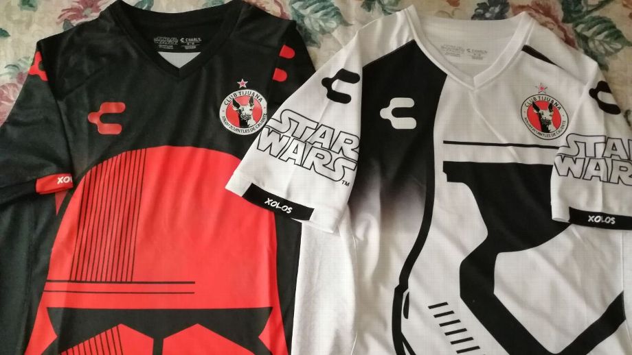 La playera fue inspirada en el lado oscuro de la fuerza.