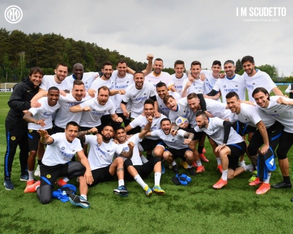 El plantel del Inter de Milán es pura fiesta tras la obtención del título de Serie A. Foto: Inter