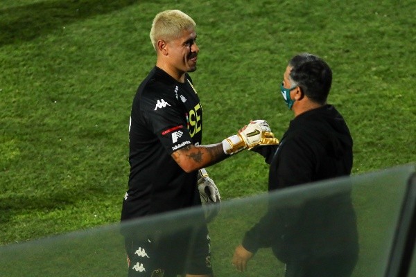 Ronald Fuentes se saluda con su ex dirigido Diego Sánchez (Agencia Uno)