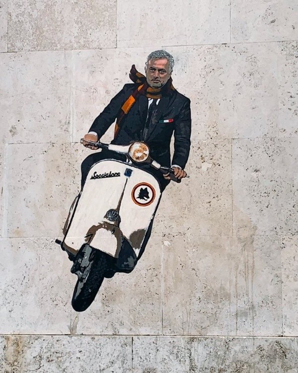 El mural de Mourinho causó furor entre los transeúntes romanos. Foto: Twitter.