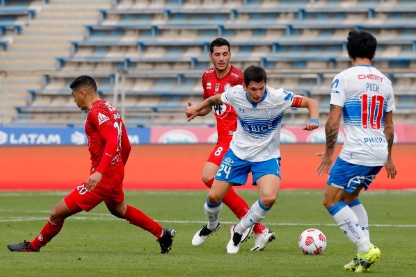Poyet se mostró feliz por el rendimiento que logró Católica ante Unión La Calera en San Carlos. Foto: Agencia Uno.