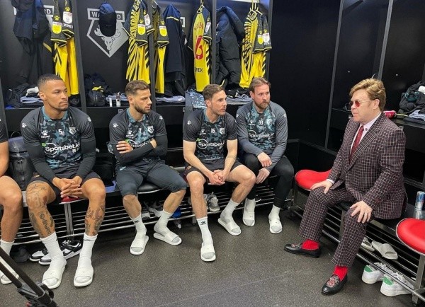 Elton John compartió este sábado en el camarín del Watford con los jugdores. Foto: Instagram Elton John.