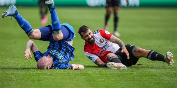 Lucas Pratto queda en el piso luego de la brutal lesión (Feyenoord)