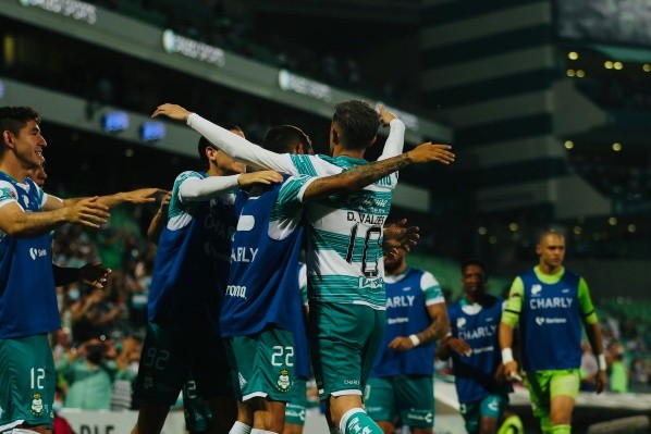Santos Laguna y Diego Valdés festejan gol y triunfo en la Liga MX.