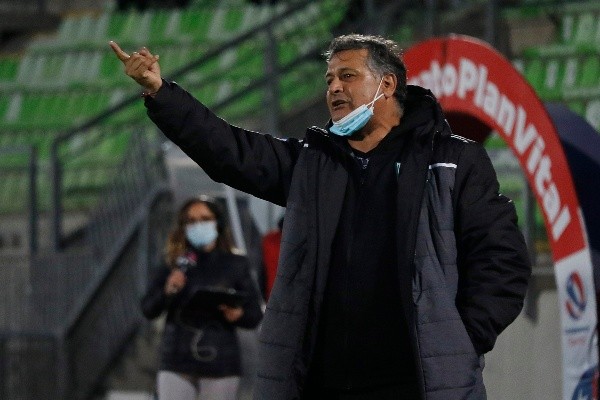 Ronald Fuentes no va más como técnico de Santiago Wanderers. Foto: Agencia Uno