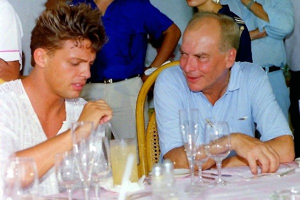 Luis Miguel, la serie: El Sol de México acompañando a su manager, Hugo López, en medio de una comida y en una de sus últimas fotos juntos.