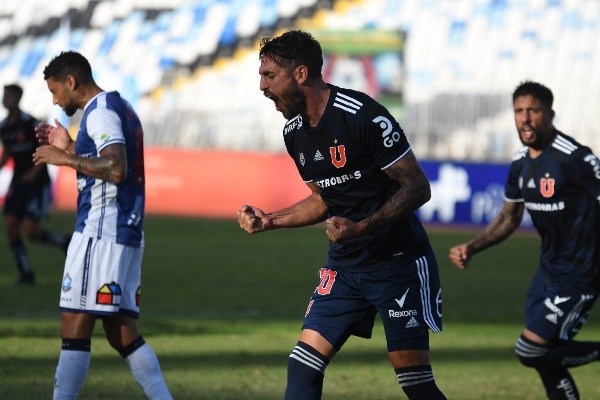 Joaquín Larrivey le dio el triunfo a los azules ante Deportes Antofagasta (Agencia Uno)
