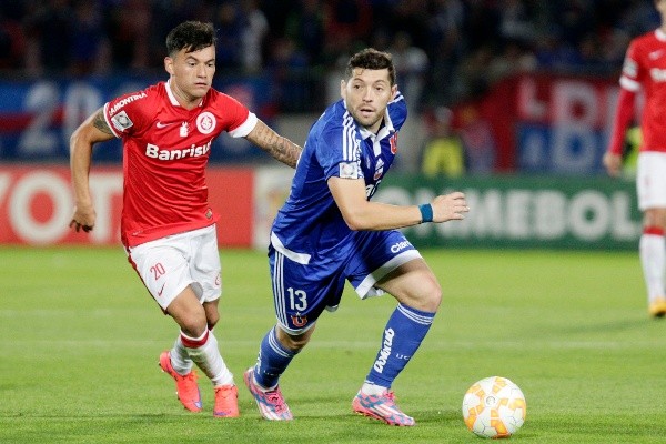 Charles Aránguiz ante su ex compañero José Rojas (Agencia Uno)