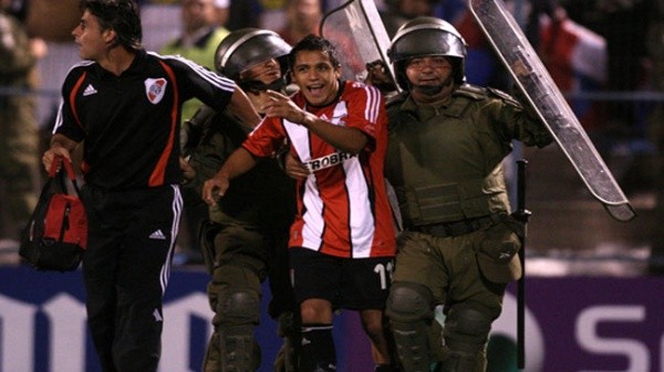 Alexis Sánchez es escoltado por polícias cuando fue reemplazado en River Plate (Archivo)