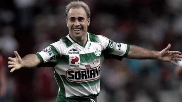 Pony Ruiz la rompió en Santos Lahuna, pero en la Roja terminó cerrando la puerta por fuera.