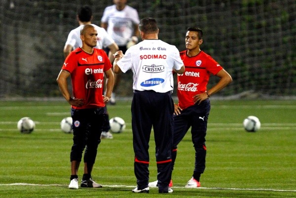 Suazo siguiendo las órdenes de Borghi en la Roja. Foto: Agencia Uno