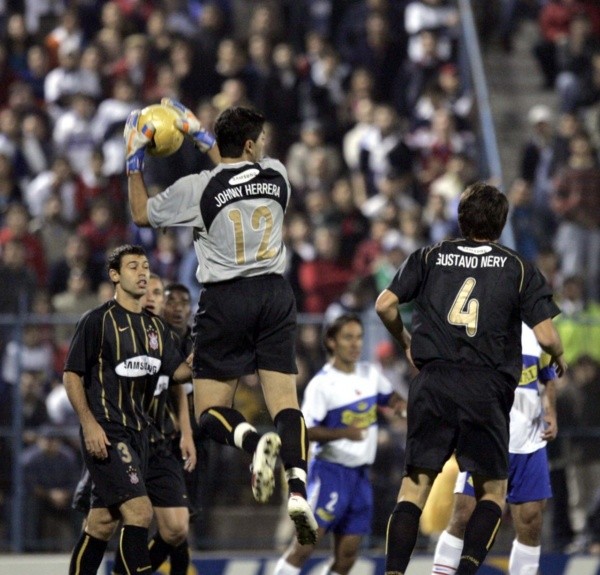 Johnny Herrera en el arco de Corinthians ante la UC (Archivo)