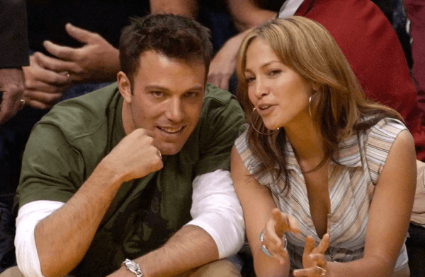 Jennifer López y Ben Affleck Lopez en primera fila para un partido de básquetbol.