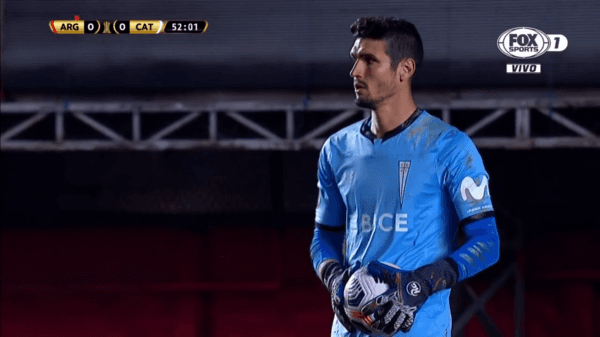 Dituro se quedó con el balón y salvó a la UC(FOTO: FOX Sports)