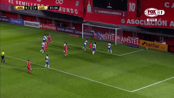 Sandoval cabeceó al arco de la UC (FOTO: FOX Sports)