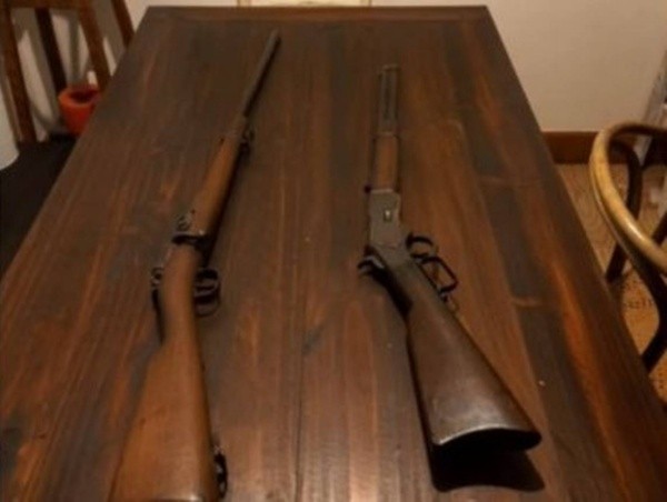 Escopetas encontradas en el departamento donde se realizó la fiesta clandestina organizada por la familiar de Don Francisco.